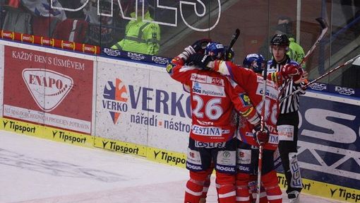 Radost hráčů Pardubic. V příštím extraligovém ročníku budou mezi posilami například útočník Brendl