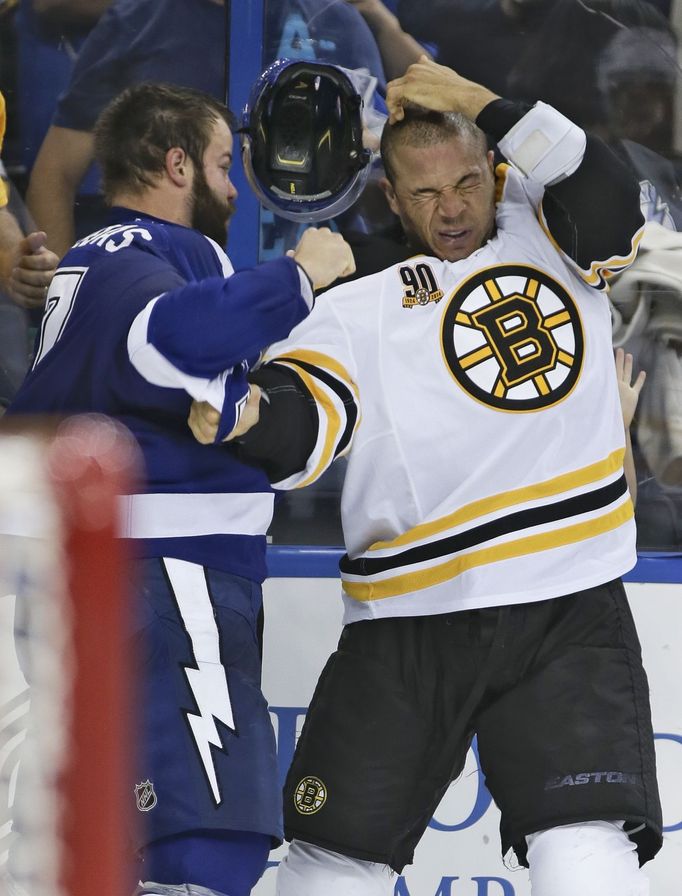 Radko Gudas mlátí legendárního Jarome Iginlu