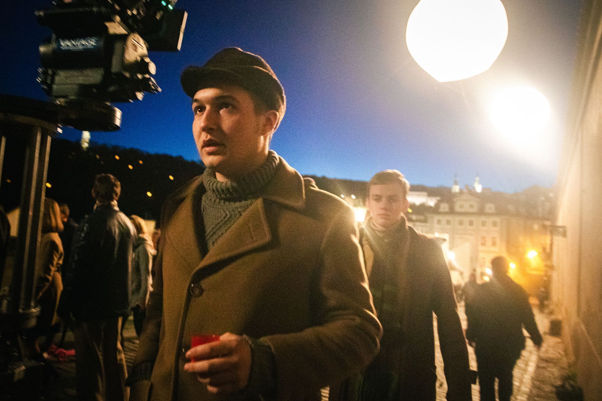 Natáčení filmu Vlny režiséra Jiřího Mádla, poslední natáčecí den, davová scéna, Nerudova ulice v Praze