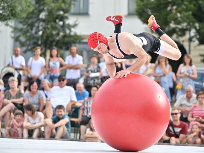 Vystoupení Romana Škadra nazvané Absurd Hero na čtvrtečním zahájení festivalu KoresponDance.