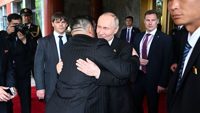 Vladimir Putin a Kim Čon-un.