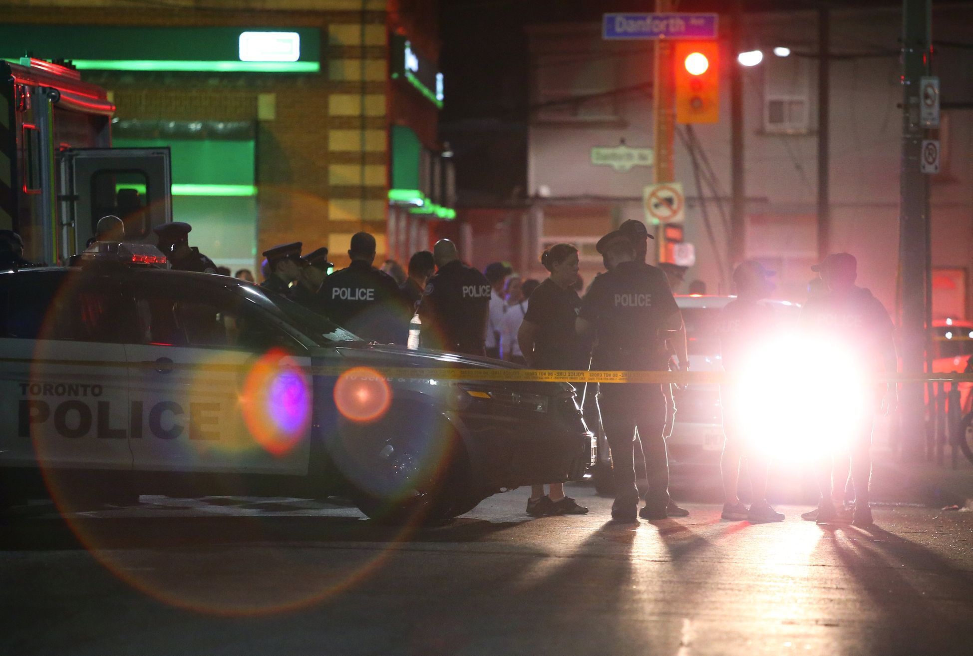 Kanada, Toronto: Střelec zranil 13 lidí před restaurací, jednu ženu zabil