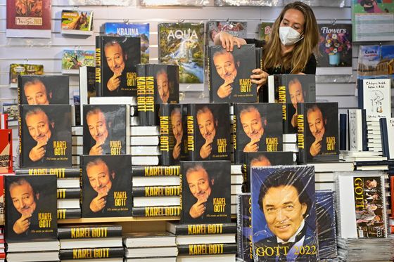 Gottovy autobiografie se za první týden prodalo 30 tisíc výtisků, tento pátek do knihkupectví dorazí dotisk.