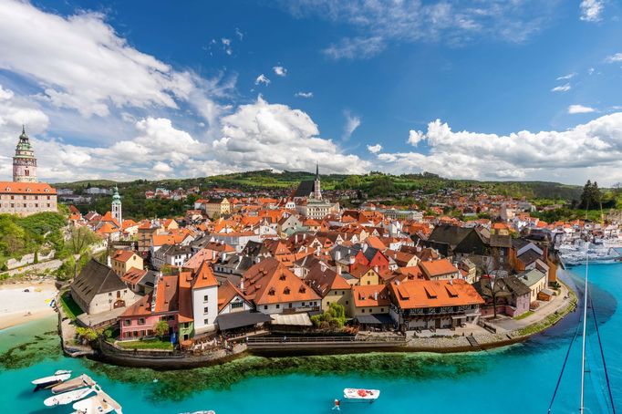 Český Krumlov. Fiktivní koláž zhotovená pomocí umělé inteligence, která ukazuje, jak by známá místa v Česku vypadala, kdyby Česká republika měla své vlastní moře.