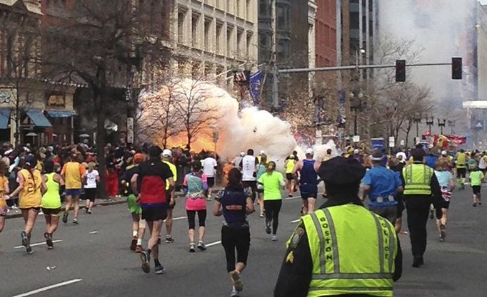 Závodníci dobíhali do cíle slavného maratonu v Bostonu, když okolím tratě otřásly dvě silné exploze.