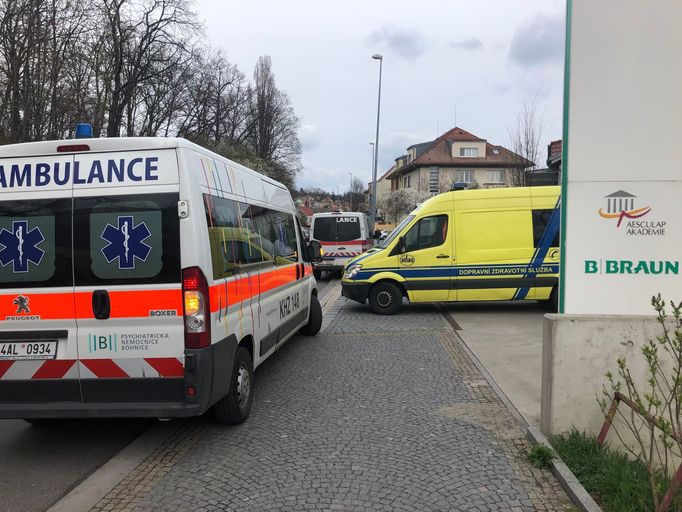 Před novým pavilonem B. Braun parkují denně na chodíky i na zákazu zastavení sanitky. Vjezd mají jinde.