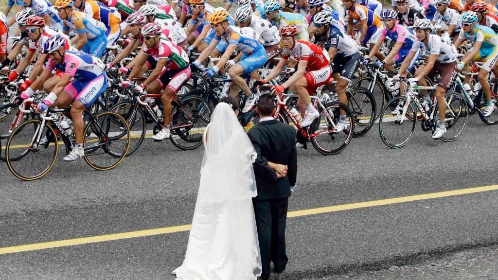 Novomanželé a závod legendární cyklistický závod La Vuelta ve Španělsku.