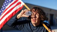 Broadview, USA: demonstrant si smývá z očí chemický dráždivý plyn po zásahu federálních agentů slzným plynem a pepřovými střelami u zařízení imigrační služby ICE, kam americký prezident Donald Trump poslal posily federálních složek.