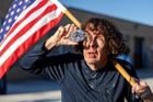 Broadview, USA: demonstrant si smývá z očí chemický dráždivý plyn po zásahu federálních agentů slzným plynem a pepřovými střelami u zařízení imigrační služby ICE, kam americký prezident Donald Trump poslal posily federálních složek.