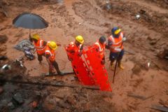 Po sesuvu půdy v Indii záchranáři našli už 51 mrtvých