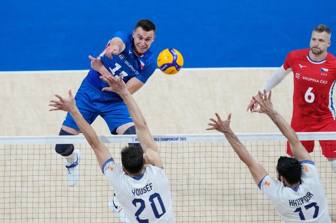 Lukáš Vašina buší do íránské obrany.