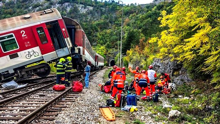 Nejsou peníze ani na základ. Slovenské železnice jsou nebezpečné, Fico má problém