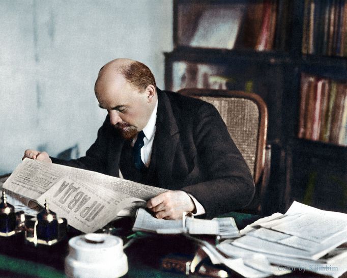 Lenin na snímku z října 1918. Kolorovaná fotografie