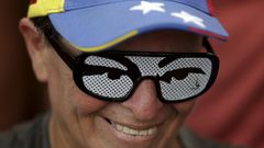 Venezuelan v brýlích s očima Huga Cháveze.