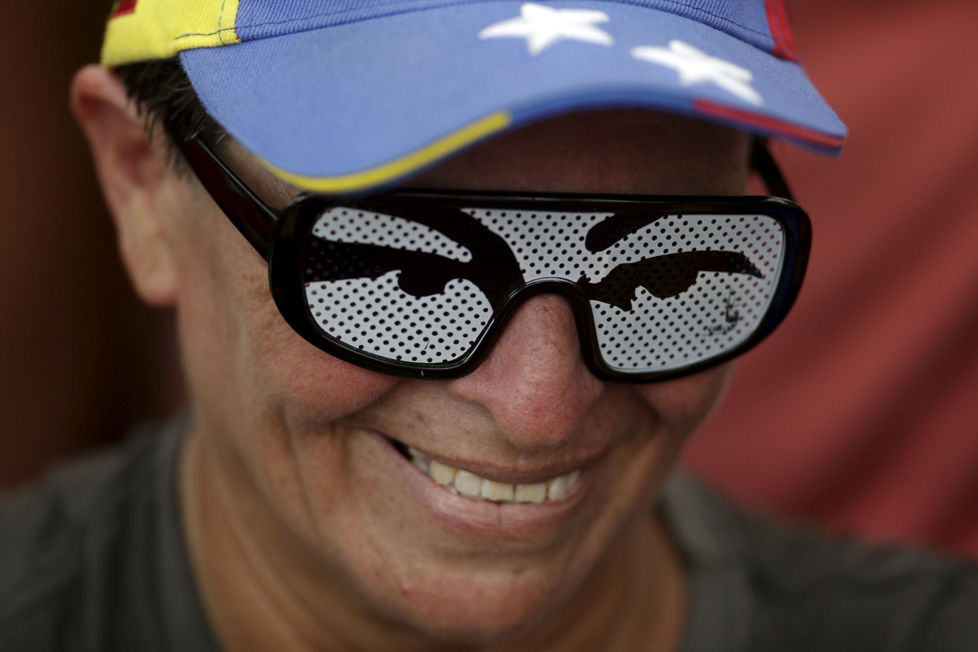 Venezuelan v brýlích s očima Huga Cháveze.