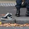 Francouzský policista a bota jedné z oběti teroristických útoků v Paříži.