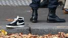 Francouzský policista a bota jedné z oběti teroristických útoků v Paříži.