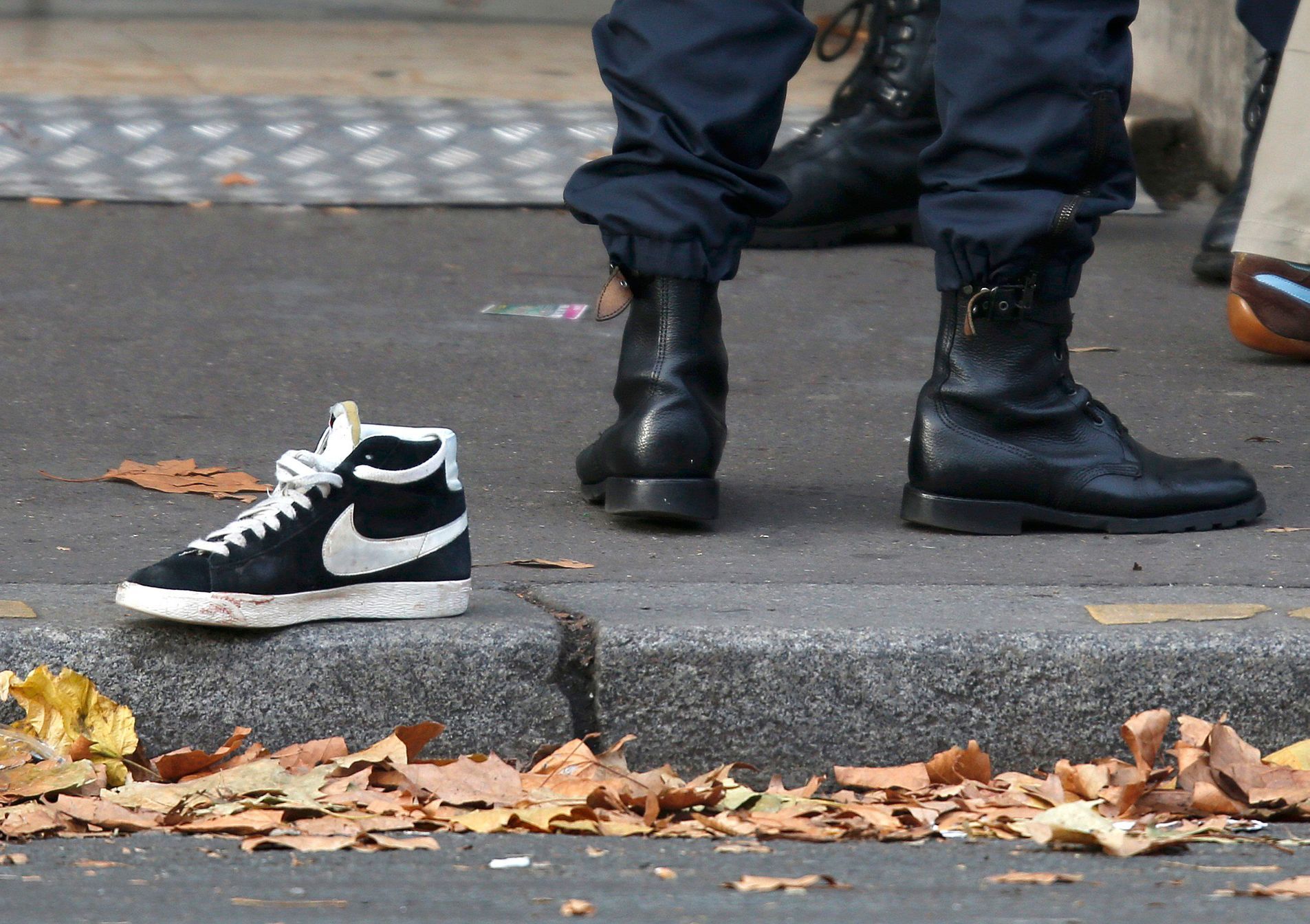 Francouzský policista a bota jedné z oběti teroristických útoků v Paříži.