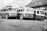 Trojice prvních pražských trolejbusů na Ořechovce při zkušebních jízdách v roce 1936. Zleva vozy Škoda 1Tr, Praga TOT a Tatra T86.