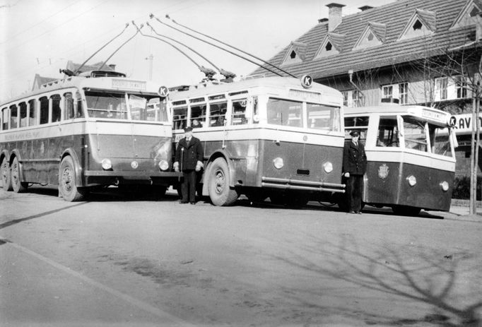 Trojice prvních pražských trolejbusů na Ořechovce při zkušebních jízdách v roce 1936. Zleva vozy Škoda 1Tr, Praga TOT a Tatra T86.