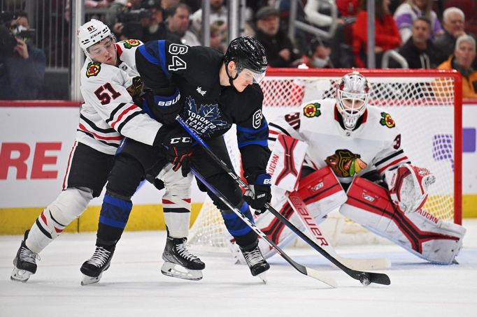 David Kämpf bojuje před bránou v zápase Toronta proti Chicagu.