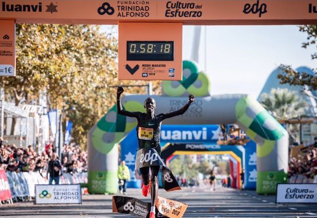 Půlmaraton ve Valencii 2018: Keňan Abraham Kiptum je v cíli ve světovém rekordu. | Foto: Twitterový účet Stephena Sanga