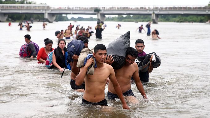 Foto: Karavana migrantů míří do USA. Na hranice pošleme vojáky, říká Trump