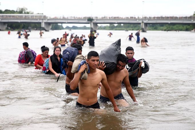 Karavana migrantů ze Střední Ameriky putuje do USA.