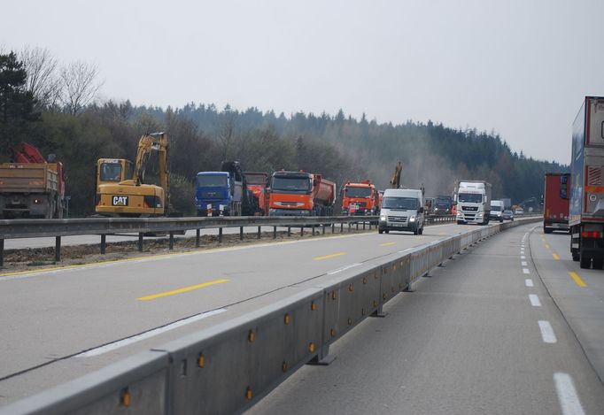 Názorná ukázka, jak se liší šířka původních jízdních pruhů na dálnici a těch vytvořených na pouhé polovině naší nejdůležitější komunikace. Levý měří jen 2,5 metru.