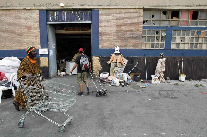 An squatter pushes a trolley inside an industrial complex in the Poble Nou neighbourhood of Barcelona July 16, 2012. A police order to evict the squatters from the complex was postponed by a judge on Monday. REUTERS/Albert Gea (SPAIN - Tags: SOCIETY POVERTY REAL ESTATE BUSINESS) Published: Čec. 16, 2012, 4:24 odp.