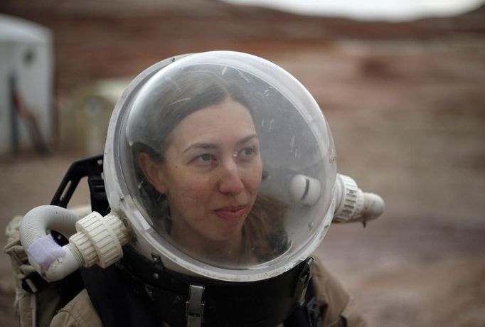 Melissa Battler, a geologist and commander of Crew 125 EuroMoonMars B mission, emerges from the Mars Desert Research Station into the Utah desert March 3, 2013. The MDRS aims to investigate the feasibility of a human exploration of Mars and uses the Utah desert's Mars-like terrain to simulate working conditions on the red planet. Scientists, students and enthusiasts work together developing field tactics and studying the terrain. All outdoor exploration is done wearing simulated spacesuits and carrying air supply packs and crews live together in a small communication base with limited amounts of electricity, food, oxygen and water. Everything needed to survive must be produced, fixed and replaced on site. Picture taken March 3, 2013. REUTERS/Jim Urquhart (UNITED STATES - Tags: SCIENCE TECHNOLOGY SOCIETY ENVIRONMENT) ATTENTION EDITORS: PICTURE 14 OF 31 FOR PACKAGE 'MARS IN THE DESERT' SEARCH 'JIM MARS' FOR ALL IMAGES Published: Bře. 11, 2013, 2:04 odp.