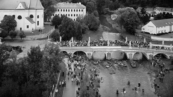 Obří fotka obyvatel Náměště nad Oslavou má čtyři metry, pomáhali s ní až ve Skotsku