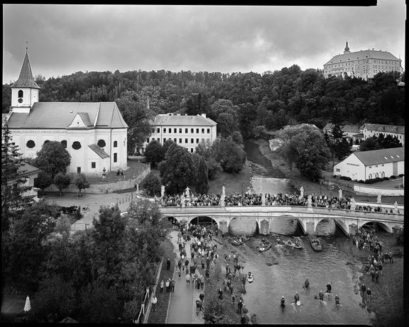 Skupinový portrét obyvatel města Náměšť nad Oslavou od fotografa Romana France.