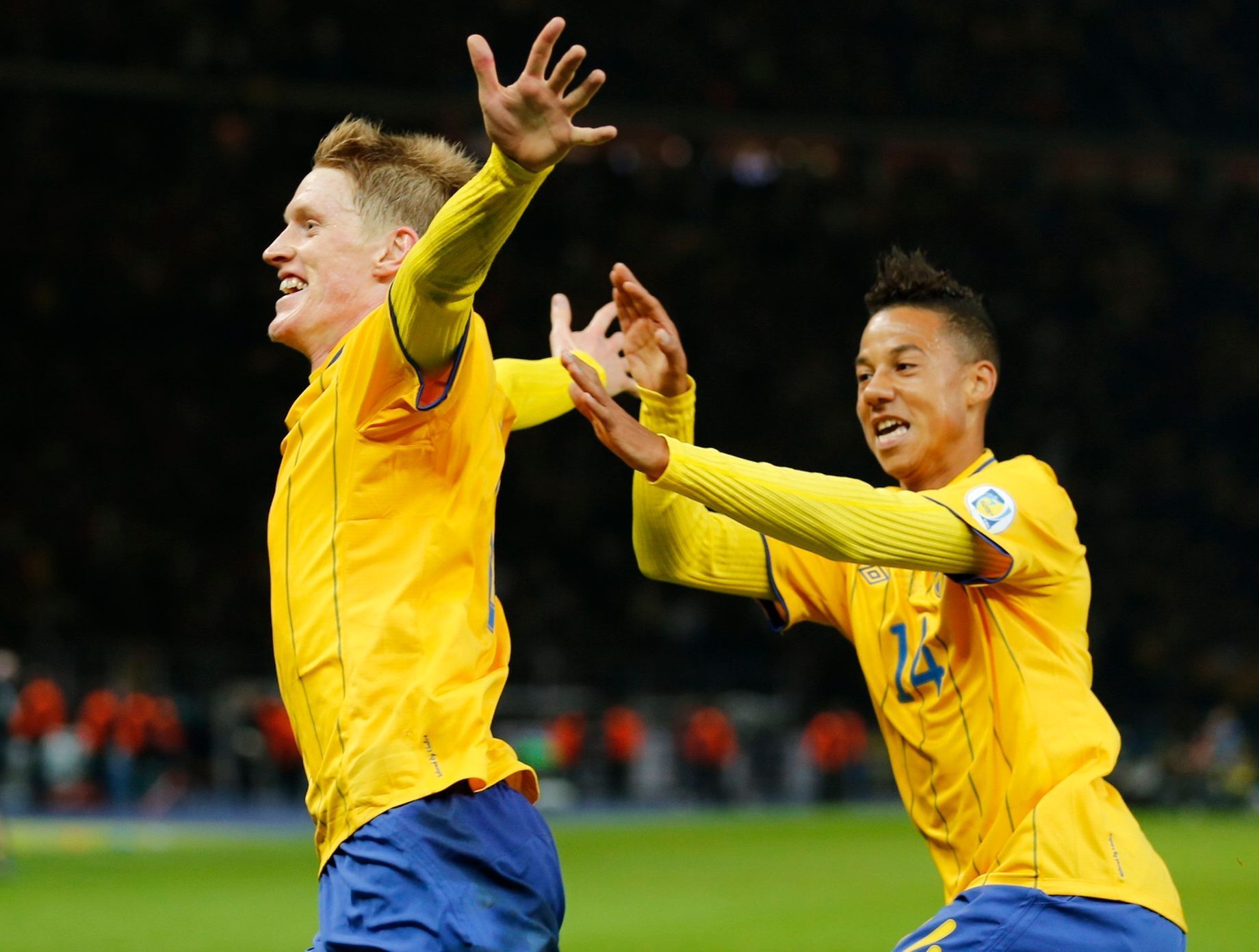 Rasmus Elm slaví gól s Tobiasem Sanou v zápase Německo - Švédsko