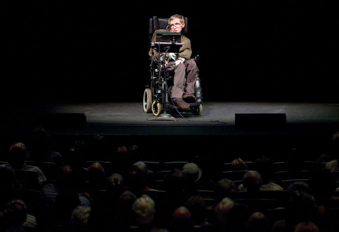 Teoretický fyzik a profesor matematiky Stephen Hawking diskutuje o teoriích o původu vesmíru v kalifornském městě Berkeley.