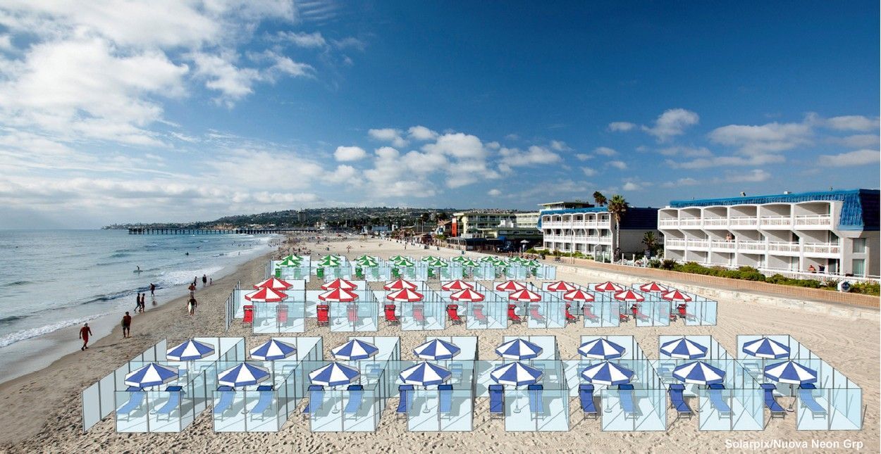 Itálie pláž lehátko plastová ohrada zeď ochrana koronavirus