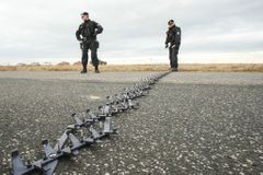 Policie dostane další pásy s hřeby a sítě na piráty silnic