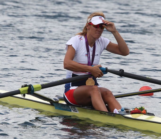 Česká veslařka Miroslava Knapková slaví zlatou medaili na OH 2012 v Londýně.