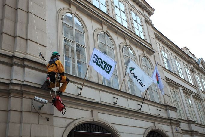 Policie aktivisty předvedla k dalšímu vyšetřování.