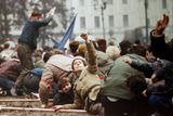 Útěk Ceaušeska ale neznamenal konec násilí. Část příslušníků Securitate, vojsk ministerstva vnitra a Vlasteneckých gard ostřelovala mnoho budov v Bukurešti, včetně sídla televize. Stříleli i do demonstrantů. Proti nim bojovala armáda. V ulicích Bukurešti a dalších měst nastal chaos.