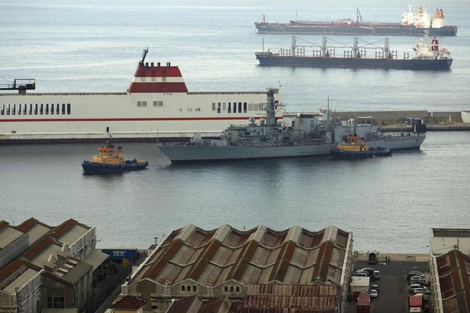 Fregata britského námořnictva HMS Westminster v gibraltarském přístavu.