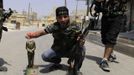 A Free Syrian Army member shouts next to a damaged figurine, which he said represents the late Syrian President Hafez al-Assad, father of current President Bashar al Assad, at Aleppo's district of al Sukkari July 29, 2012. REUTERS/Zohra Bensemra (SYRIA - Tags: CIVIL UNREST MILITARY POLITICS CONFLICT) Published: Čec. 29, 2012, 6:09 odp.