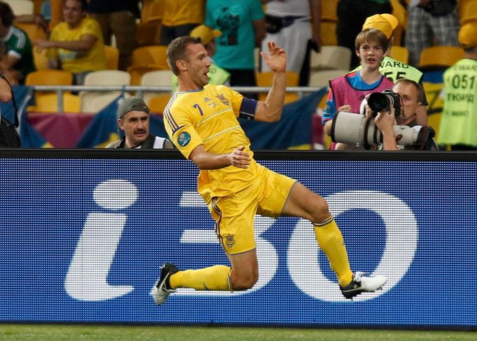 Andrej Ševčenko slaví gól v utkání Švédsko - Ukrajina na Euru 2012.