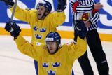 Radost švédských hokejistů po gólu v české síti. Vpředu Andreas Karlsson, za ním Fredrik Emvall.