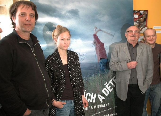 Režisér Vladimír Michálek (zcela vlevo) a herci Mariana Kroftová, Josef Somr a David Novotný před plakátem nového filmu O rodičích a dětech.