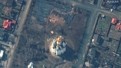 Satelity ukazují přibližně 15 metrů dlouhý příkop s masovým hrobem ve městě Buča. Snímek je z 31. března.