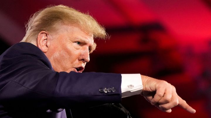 Prohraju volby, povečeřím s rasisty, zruším ústavu. Trumpova sebedestrukce pokračuje; Zdroj foto: Reuters