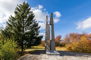 Záběry z areálu Památníku Vítězství u Slivice a Milína