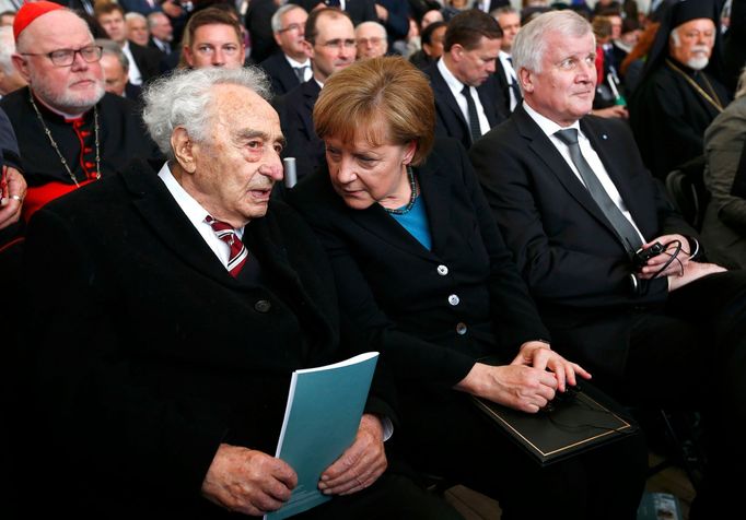 Německá kancléřka Angela Merkelová hovoří  a Max Mannheimer, jenž přežil Holocaust, v rozhovoru na ceremonii v Dachau.