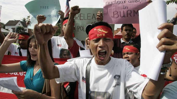 Na znamení solidarity s demokratickou opozicí v Barmě se tento týden konaly protesty před barmskými ambasádami v okolních zemích. Tento snímek byl pořízen v hlavním městě Malajsie Kuala Lumpuru